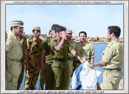 حرب اكتوبر عام 1973 - صورة الجيش الإسرائيلي الذى لا يقهر وهو يستسلم للجندى  المصرى في #حرب_اكنوبر_عام_1973 ............... استسلام جنود حصن بورتوفيق  للضابط المصرى زغلول فتحى .............. أقرأ معارك الأيام الأولى لحرب