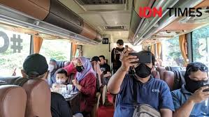 Ya, angkutan yang identik dengan warna hijau ini memang sudah populer dikalangan masyarakat, mahasiswa maupun turis mancanegara. Ivonasi Trans Jogja Dari Bertahan Saat Pandemi Hingga Menciptakan Peluang Kerja Baru Yonulis