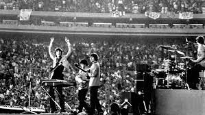 The beatles take to the stage at shea stadium. Legendare Konzerte Beatles Im Shea Stadium In New York 1965