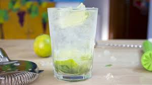 Servire in tumbler decorati con foglie di menta. Come Preparare Il Basito Il Cocktail Al Basilico Made In Italy Wine Dharma