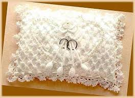 Il sogno di ogni sposa è che il giorno del proprio matrimonio sia unico e indimenticabile, un'accessorio fatto a mano sicuramente sarà unico perchè fatto con amore e passione come i cuscini per le fedi. 16 Idee Su Cuscini Portafedi Cuscino Portafedi Cuscini Bomboniere