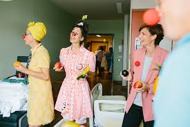 Kinder noch bis mitte mai aus der schule draußen zu halten, halte ich nicht für plausibel, sagte sönnichsen. Hoher Besuch Fur Rote Nasen Clowndoctors Im Donauspital Rote Nasen