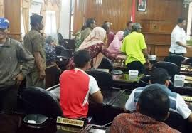 Pembangunan kilang minyak tuban membutuhkan banyak tenaga kerja. Warga Remen Dan Mentoso Tetap Tolak Kilang Minyak Kota Tuban Jawa Timur