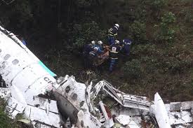 10helio neto, jugador de chapecoense de brasil, es ayudado por paramédicos en la clínica san. Consiguen Rescatar 48 Cuerpos Del Chapecoense Revista Feel