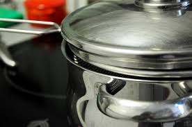 La forma más común de cocinar maíz al vapor es usando una canasta vaporera. Como Cocinar Al Vapor Sin Una Vaporera