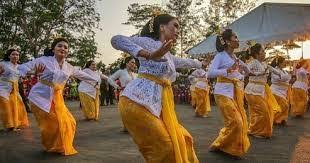Tari kecak ini lebih banyak menggunakan pola lantai melingkar atau lengkung dan tidak menggunakan pola lantai garis lurus. Tari Kecak Makna Sejarah Dan Pola Lantai Haloedukasi Com