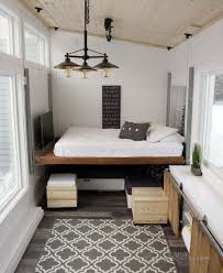La Mini Maison D Ana White Est Aussi Belle Qu Ingenieuse La Mini Maison Com En 2020 Minuscule Maison Moderne Vivre Dans Une Tiny House Decoration D Une Petite Piece