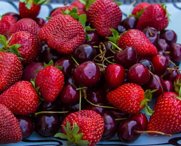 Dâu tây và cherry tươi ngon | Ảnh Premium
