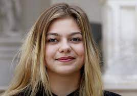 Nachdem louane mit ihrem debütalbum chambre 12 so genial vorgelegt hat, durfte man eigentlich nicht weniger erwarten. Louane Emera In Les Affames By Lea Fredeval Cineuropa