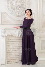Cette robe longue violette à motifs keffieh et vichy est ornée de broderies et empiècements de dentelle. Femme En Elegante Robe Longue Violette En Studio 963614 Banque De Photos