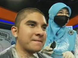 Lebih menarik, sesi mencukur kepala ahli politik muda itu disiarkan secara langsung di sebuah rancangan televisyen tempatan dan dilakukan sendiri oleh ibunya, sharifah mahani syed abdul aziz. Syed Saddiq Kota Janji Botak Kepala