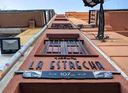 Celebramos bodas, bautizos, comuniones, comidas y cenas de empresa, etc. La Estrecha La Que Fue Primero Casa Y Luego Fachada Mas Estrecha De Europa Esta En