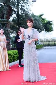 Sau khi sinh bé gái đầu lòng, nữ diễn viên không ăn kiêng để giữ sữa cho con bú nhưng đổi lại cô uống rất nhiều nước trong ngày, tăng cường rau xanh, trái cây tươi và chia nhỏ khẩu phần ăn. Cá»• Lá»±c Na Trat Má»¹ Nhan Tan CÆ°Æ¡ng Ä'áº¹p Xuáº¥t Sáº¯c Lam Lu Má» Lam Tam NhÆ° Tren Tháº£m Ä'á»