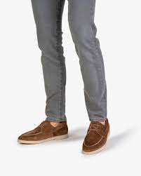 Wil je er in de vrije tijd toch stijlvol bijlopen en sla je liever sneakers over, dan vinden wij bootschoenen voor heren totaal geschikt. Bootschoen Suede Cognac 18205 05 Van Bommel Official