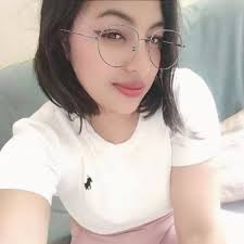 Gato apestoso en la ventana.