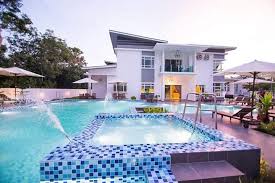 Di legend bungalow homestay, anda mempunyai 4 pilihan rumah banglo yang mewah dan mempunyai kolam renang yang cantik dan sangat sesuai. 20 Homestay Menarik Di Melaka Ada Kolam Renang Sesuai Buat Reunion Family Day