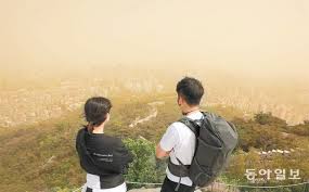 최근 황사, 미세먼지 때문에 우리나라에서도 황사 마스크를 착용한 사람들을 쉽게 만나볼 수 있다. Xkdecive307pwm