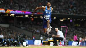 Resultado dos 17s52 que fazia nos 60 metros, os 1m16 que saltava em comprimento, os 2m18 que fazia no triplo salto em pista coberta, os 3m52 que conseguia em recinto aberto e os 4m43 metros a que conseguia lançar o peso. Taylor Tratara De Batir El Record Del Mundo De Triple Salto A 3 300 Metros De Altura Marca Com