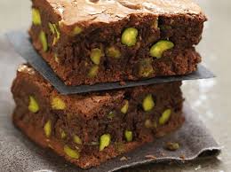 Recette Brownie Aux Pistaches Grillees Sauce Au Chocolat Et Noix De Pecan Caramelisees Recipe Chocolate Cake Cookies Brownie Recipes Sweet Recipes