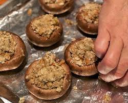 Recette De Champignons Cuits Au Barbecue Ou A La Plancha Farcis Aux Noix A La Coriandre A L Ail Recette Champignons Farcis Champignons Farcis Recette