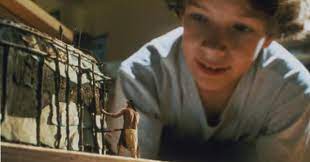 L Indien Du Placard 1995 Un Film De Frank Oz Premiere Fr News Date De Sortie Critique Bande Annonce Vo Vf Vost Streaming Legal