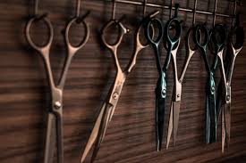 Sebaiknya, kamu menggunakan sisir khusus salon agar hasil guntingan rapi dan bertekstur. Anti Gagal Ini 8 Tips Dan Cara Potong Rambut Sendiri Di Rumah