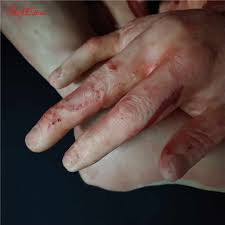 Lelucon (prank) atau tantangan yang terkait dengan: Gambar Tangan Berdarah
