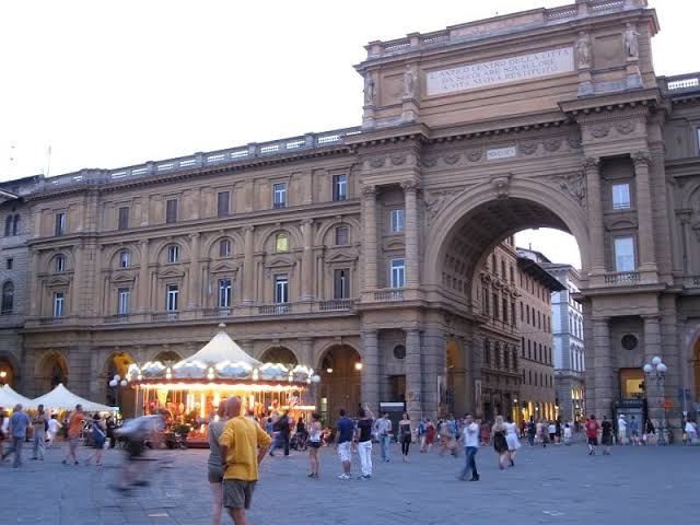 Resultado de imagem para piazza della repubblica florença