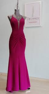 Ambas clases pueden encontrarse en infinidad de colores e incluso con estampados a rayas, cuadros o dibujos. Nos Encanta El Color Bugambilia Dressia Vestidos De Fiesta Facebook