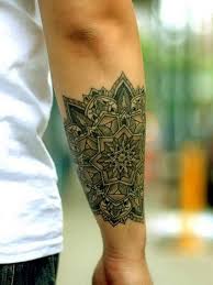 Tatouage bras + revolver tatoué sur le coté du ventre. Arborer Un Beau Tatouage Avant Bras Pour S Affirmer