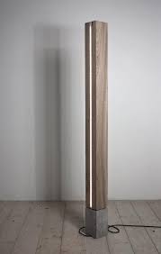Holzleuchte 60 Erstaunliche Modelle Und Wie Man Schritt Fur Schritt Vorgeht Kuchen Beleuchtung Licht Stehlampe Rep Garage Verlichting Diy Lamp Beton Hout