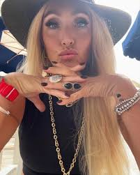 Nicole Alfrey's Instagram, Twitter & Facebook