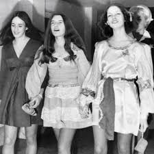 Charles watson, patricia krenwinkel und leslie van houten hatten die tat ausgeführt, charles manson hatte zu anfang die opfer gefesselt und dann den tatort verlassen. Charles Manson Messianic Leader Of A Death Cult Bbc News