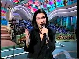 E sono strani amori che fanno crescere e sorridere fra le lacrime quante pagine lì da scrivere sogni e lividi da dividere sono amori che spesso a questa età si confondono dentro a quest'anima che si interroga senza decidere se è un amore che fa per noi. Laura Pausini Strani Amori Sanremo 94 Youtube Playlist Sanremo