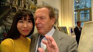 A charismatic and powerful national figure, gerhard schröder was elected chancellor in 1998. Stinksauer Gerhard Schroder Bricht Interview Wegen Frage Nach Ehebruch Klage Ab