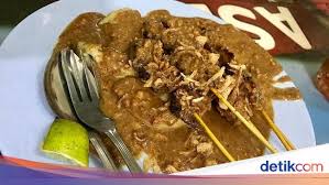 Goreng kacang tanah bersama bawang putih dan kemiri hingga matang. Sedapnya Sate Memeng Dengan Bumbu Kacang Dan Kuah Sate Padang Dari Medan