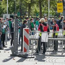 Tahith chong ist spieler des sv werder bremen. Werder Bremen Fur Fans Geht Gegen Hannover Ohne Bandchen Nichts News