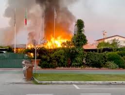 Mercato settimanale di forte dei marmi. Forte Dei Marmi In Fiamme Il Bagno Gilda Storico Ristorante Amato Dai Reggiani Video Stampa Reggiana