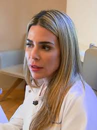 Beim Training verhoben?: Physiotherapeut Kevin Scholl hilft einer  Bodybilderin