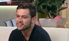 Még fiatalon, amikor kiment hollandiába és egy ötcsillagos szállodában egy hófehér zongorán játszott a gazdag vendégeknek. Szabo Adam Egy Fiatal Zenesztarsa Koronavirusban Hunyt El Az Enekes Elarulta Hogy O Beoltatja E Magat Likenews