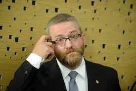 Grzegorz braun to polityk dość nietypowy, bo poza swoją polityczną działalnością zajmuje się reżyserowaniem filmów dokumentalnych. Sensacyjny Majatek Grzegorza Brauna Zobacz Oswiadczenie Majatkowe Polityka Super Express