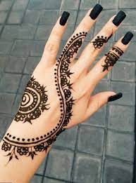 Tatouage henné rouge sur les pieds et la main. Epingle Par Ra Sur Tattoos Tatouage Au Henne Modeles Tatouages Au Henne Modeles De Henne