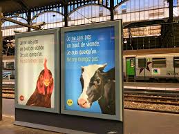 Des Animaux Envahissent La Gare Saint Lazare Pour Sensibiliser Les Voyageurs Actualites Peta France
