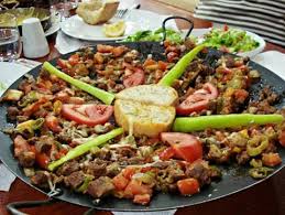 Ever Tried This Turkish Dish Named Sactava Grilled Lambmeat Or Chicken In Small Pieces With Fresh Vegetables And Herbs Served On A Hot Metal Plat Yemek Turkler