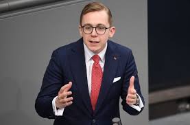 Philipp amthor wuchs in torgelow bei seiner alleinerziehenden mutter auf, einer gelernten werkzeugmacherin, die als coach in einem callcenter tätig war. Cdu Abgeordneter Philipp Amthor Staatsanwaltschaft Sieht Keinen Verdacht Auf Strafbares Verhalten Politik Stuttgarter Zeitung