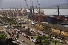 Sonnenaufgang 06:45, sonnenuntergang 17:25, tageslänge 10:40. Hafen Von Santos Brasilien