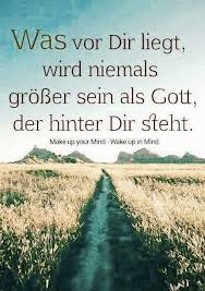 Was Vor Dir Liegt Wird Niemals Grosser Sein Als Gott Der Hinter Dir Stehen Vergiss Das Nicht Christliche Spruche Bilder Weisheiten Spruche Ermutigende Spruche