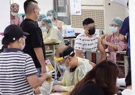 Jun 12, 2021 · 國內新冠肺炎新增251病例，分別為250例本土及1例境外移入，另新增26例死亡。首批莫德納（moderna）已於6月9日配送專責醫療院所，提供第一線醫事及非醫事人員接種服務，截至昨日累計接種2萬4869人。 Zh9ue Zgstwtwm