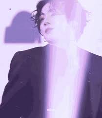 Let's just wonder how jungkook can suit every hairstyle while adoring his long, wavy hair! Jungkook Long Hair Gif Jungkook Longhair Sexy Discover Share Gifs
