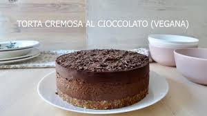 Una cheesecake al cacao senza burro né uova, piena di frutta secca e fresca,. Torta Cremosa Al Cioccolato Vegana Youtube